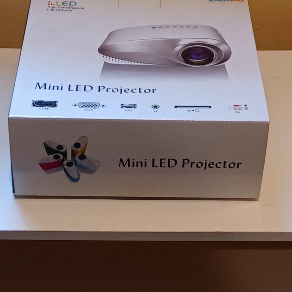 Mini LED Projector - Picture 3 of 4